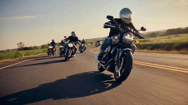 Warum viele Motorradfahrer plötzlich das Bein ausstrecken